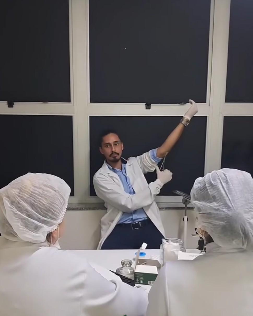 Professor demonstrando procedimento de coleta