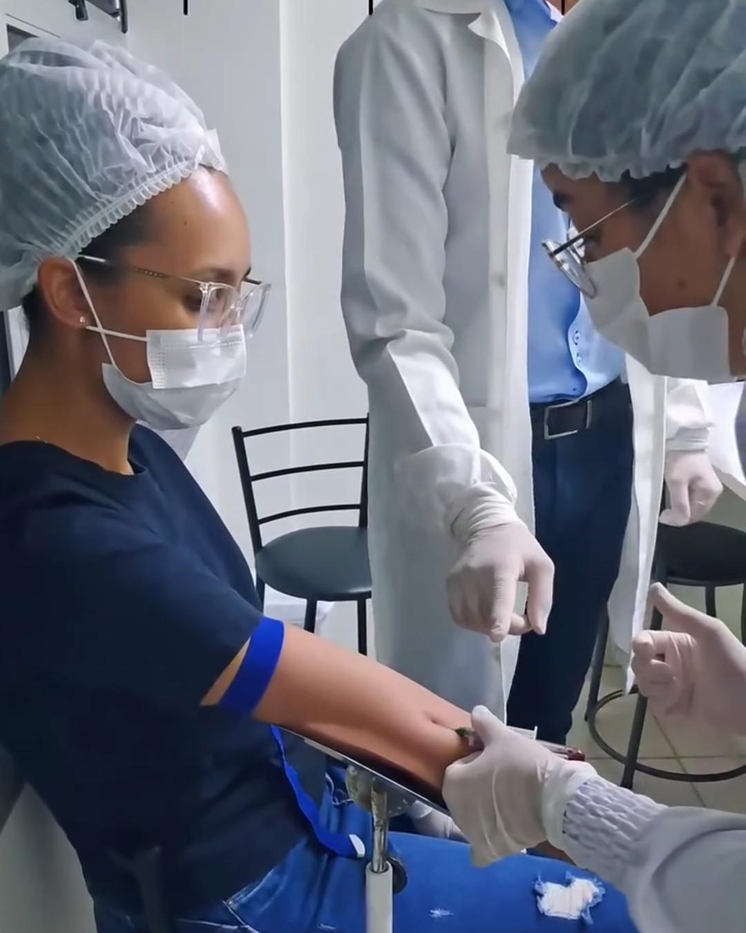 Aluna treinando coleta com acompanhamento
