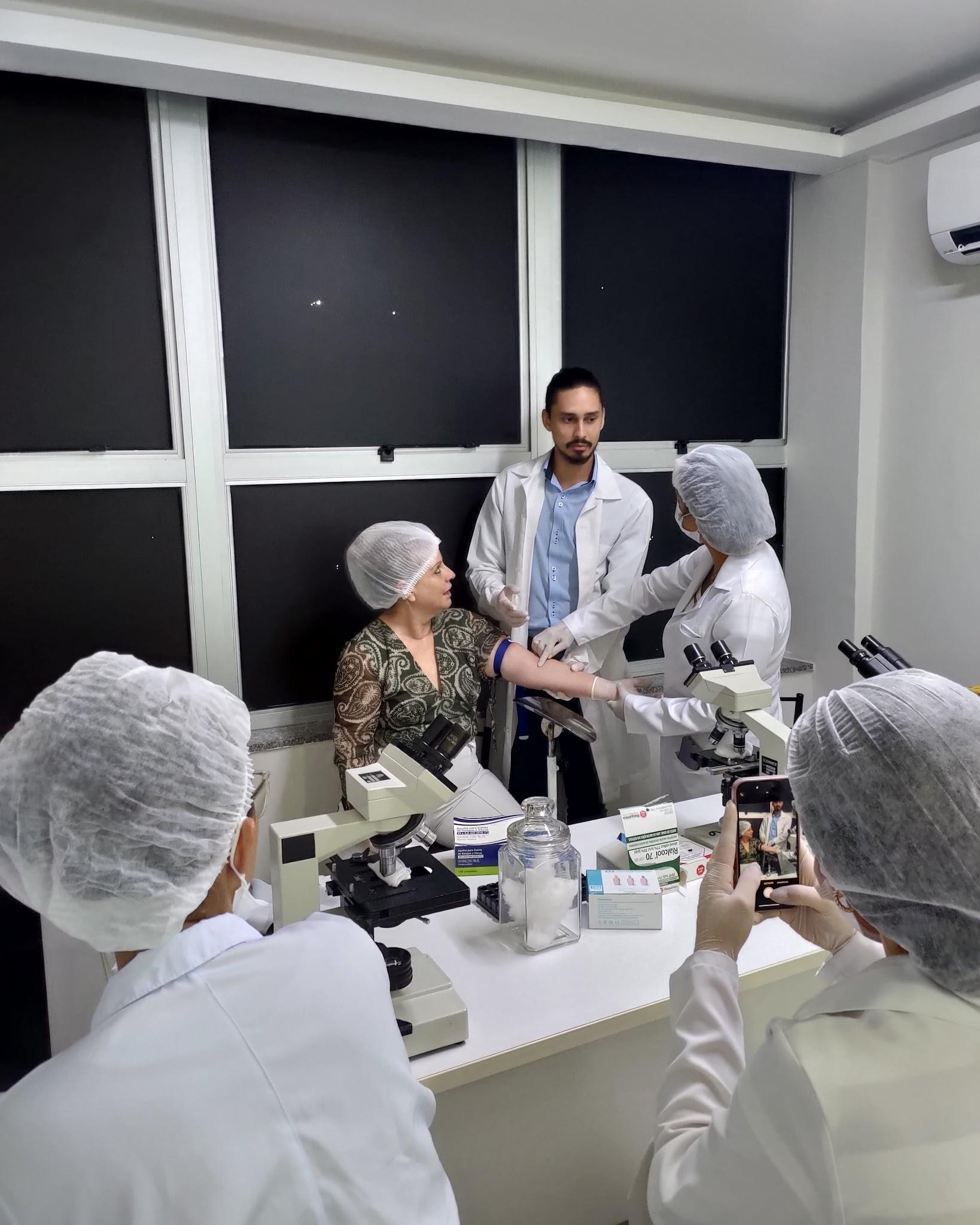 Aula prática em laboratório com microscópios