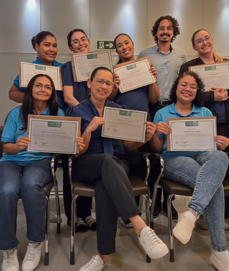Equipe participando de treinamento prático do IFIS